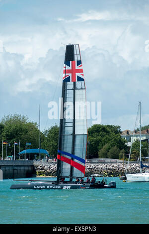 Portsmouth, UK. 7. Juli 2015 Landrover BAR Ben Ainslie Boat auf dem Wasser heute vor die Segelveranstaltung vier Tage, 23. bis 26. Juli beginnt das Rennen um den 35. America Cup. Bildnachweis: Paul Chambers/Alamy Live-Nachrichten Stockfoto