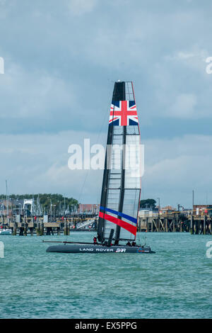 Portsmouth, UK. 7. Juli 2015 Landrover BAR Ben Ainslie Boat auf dem Wasser heute vor die Segelveranstaltung vier Tage, 23. bis 26. Juli beginnt das Rennen um den 35. America Cup. Bildnachweis: Paul Chambers/Alamy Live-Nachrichten Stockfoto