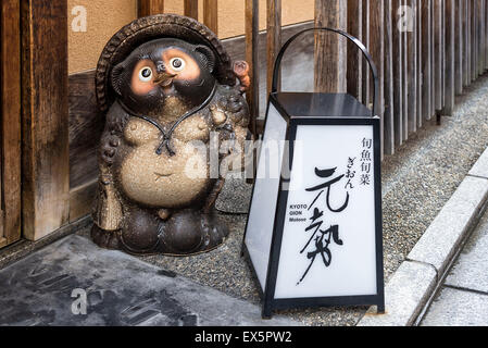 Kyoto, Japan - 23. April 2014: Blick auf ein Tanuki im Gion-Viertel. Der Tanuki waren erheblich in der japanischen Folklore. Stockfoto