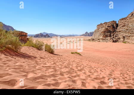 Blick auf die Wüste Wadi Rum in Jordanien. Wadi Rum ist ein Tal in den Sandstein und Granit Felsen im Süden Jordaniens geschnitten. Stockfoto