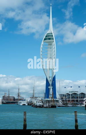 Der Turm neu lackiert Spinaker umbenannt Emirates Spinnaker Tower nach blau gemalt Stockfoto