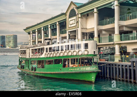 Fähre im Hafen von Victoria, Hong Kong Stockfoto