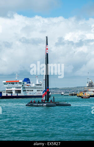 Portsmouth, UK. 7. Juli 2015 Landrover BAR Ben Ainslie Boat auf dem Wasser heute vor die Segelveranstaltung vier Tage, 23. bis 26. Juli beginnt das Rennen um den 35. America Cup. Bildnachweis: Paul Chambers/Alamy Live-Nachrichten Stockfoto