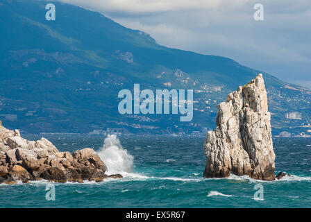 Schwarzes Meer-Landschaft mit Segel-Felsen in der Nähe von Jalta, Krim-Halbinsel Stockfoto