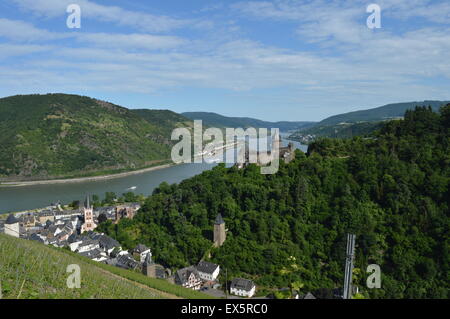 Stadt Bacharach mit Fluss Rhein UNESCO-Welterbe Stockfoto