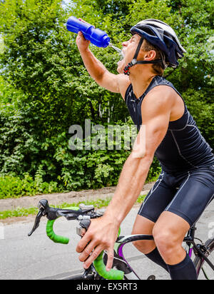 Radprofi Trinkwasser unterwegs Stockfoto