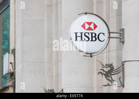 HSBC-Zeichen auf der Außenseite einer Bank in Cardiff, Wales. Stockfoto