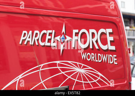 Parcelforce Zeichen auf der Außenseite eines Lieferwagens in Cardiff, Wales. Stockfoto