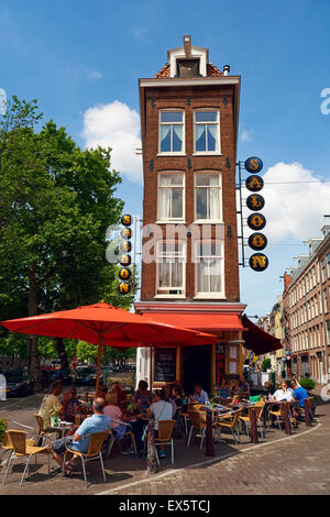 Essen und trinken im Cafe De Salon in Lijnbaansgracht, Amsterdam, Niederlande, EU. Stockfoto