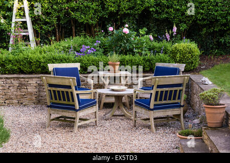 Outdoor-Möbel aus Holz im Garten Stockfoto