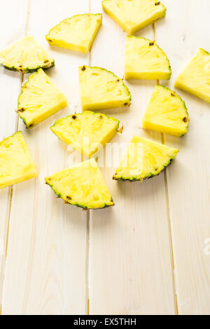 Scheiben von Bio Ananas auf eine weiße Tafel. Stockfoto