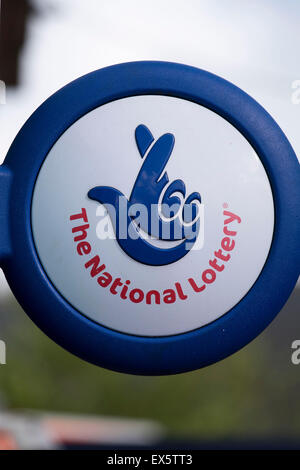 Die National Lottery Zeichen Logo in einem Shop Lottoscheine verkauft. Stockfoto