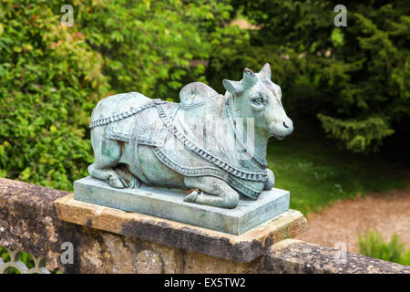 Kupfer Brahmane Bull Dekoration auf der indischen Brücke am Sezincote Haus Landsitz in Gloucestershire, England UK Stockfoto