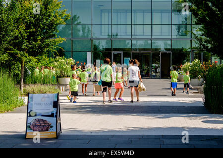 Hausmeister nehmen eine große Gruppe von Kindern aus einer Tagesstätte Sommer auf eine Exkursion in den Crystal Bridge-Wintergarten in Oklahoma City, Oklahoma, USA. Stockfoto