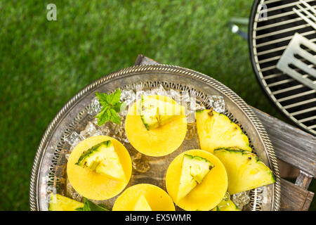 Hausgemachte kalorienarm Eis am Stiel mit Mando, Ananas- und Cocconut Milch an die Summe Rpicnic gemacht. Stockfoto