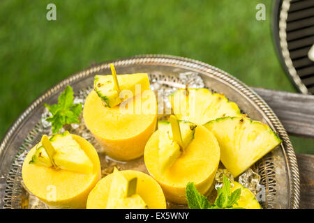 Hausgemachte kalorienarm Eis am Stiel mit Mando, Ananas- und Cocconut Milch an die Summe Rpicnic gemacht. Stockfoto