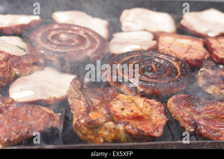 Grillen Fleisch auf Holzkohlefeuer Closeup Bild. Stockfoto