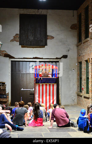 Indoor Punch and Judy show im Ulster American Folk Park Stockfoto