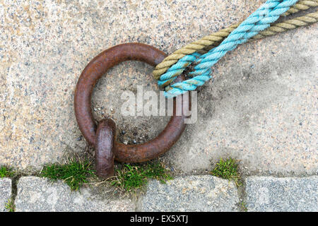 Eisenring für Schiff am Hafen Kai festmachen Stockfoto