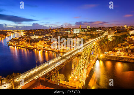 Porto, Portugal Skyline über Dom Luis IV Brücke. Stockfoto