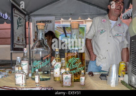 BELO HORIZONTE, BRASILIEN-5. JULI 2015; Traditionelle Speisen und Getränke auf Gastronomie Woche am Freiheitsplatz in Belo Horizonte. Stockfoto