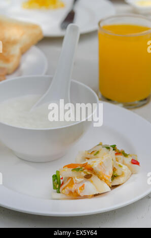 Gesunden Reissuppe mit würzigen gesalztes Ei Salat Stockfoto