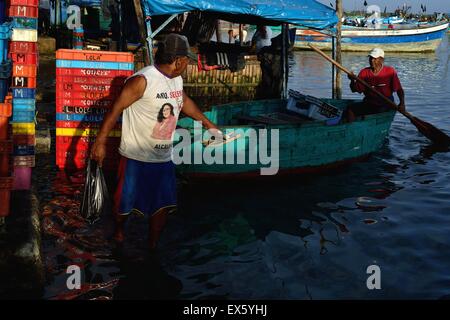 Herunterladen von Fisch - Hafen in PUERTO PIZARRO. Abteilung von Tumbes. Peru Stockfoto