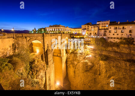 Ronda, Spanien an der Puente Nuevo Brücke über der Tajo-Schlucht. Stockfoto