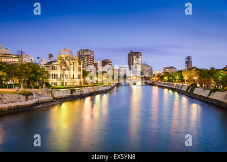 Hiroshima, Japan Stadt am Fluss Otogawa bei der Atomic Dome-Denkmal-Ruine Skylilne. Stockfoto