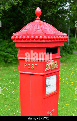 Viktorianische Penfold rot Postamt Säule Briefkasten in Omagh, Grafschaft Tyrone, Nordirland Stockfoto