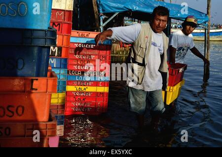 Herunterladen von Fisch - Hafen in PUERTO PIZARRO. Abteilung von Tumbes. Peru Stockfoto