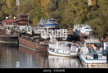 Edelstahl überholten alten Schiffswracks in den Hafen. Stockfoto