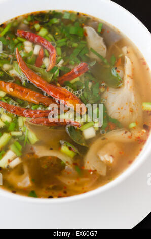 Draufsicht der chinesischen Stil Suppe, dampfgegart Schweinefleisch Spareribs und Gemüse, scharf und würzig Stockfoto