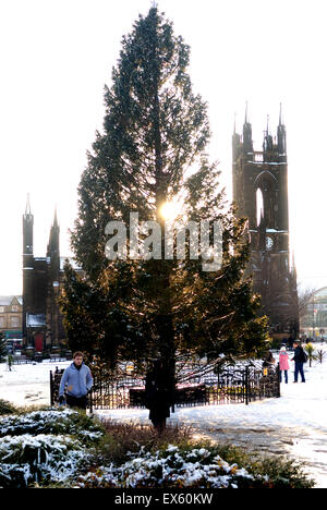 Weihnachtsbaum und St. Thomas Kirche Stockfoto