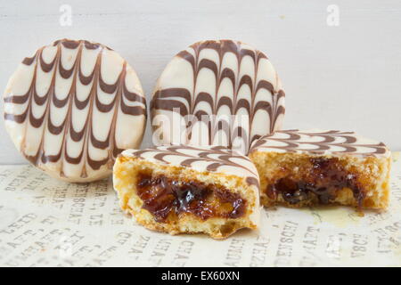 Black And White chocolate Cookies auf einem Tisch Serviettentechnik dekoriert Stockfoto