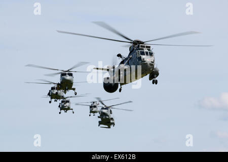 Eine ASaC Westland Sea King mk 7 führt drei Lynx hat mk 3 und ein Lynx HMA mk 8 mit einem Merlin H M MK 1 bringen die Schlusslichter bilden Stockfoto