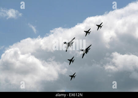 Schwarzmeer-Falken, bestehend aus 4 Hawk T mk 1 von der Flotte Anforderungen und Flugzeuge Peilvorrichtung sowie zwei Dassualt Falcon 20 s Stockfoto