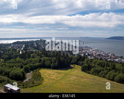 Astoria, Oregon, USA. Blick von der Spalte "Astoria" ein Turm mit Blick auf die Mündung des Columbia River auf Coxcomb Hügel. Stockfoto