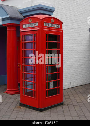 Eine alte altmodische rote Telefonzelle Stockfoto