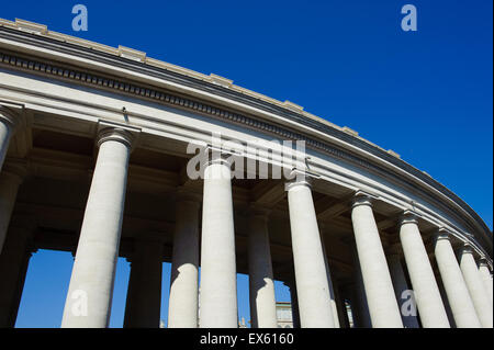 Teil der Kolonnade in St. Peter-Platz in Rom, Italien, Vatikanstadt, mit sonnigen blauen Himmelsblick vom Boden Stockfoto