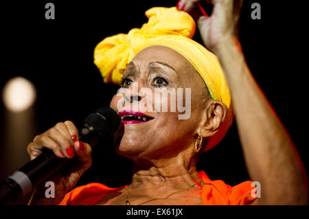 Freiburg, Deutschland. 6. Juli 2015. Kubanische Sängerin und Tänzerin Omara Portuondo tritt während eines Konzerts des Orquesta Buena Vista Social Club auf dem ZMF-Music-Festival in Freiburg, Deutschland. Foto: Miroslav Dakov / Alamy Live News Stockfoto