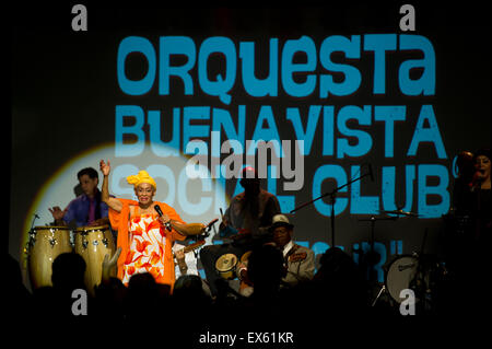 Freiburg, Deutschland. 6. Juli 2015. Kubanische Sängerin und Tänzerin Omara Portuondo und Orquesta Buena Vista Social Club führen Sie live bei einem Konzert auf dem ZMF-Music-Festival in Freiburg, Deutschland. Foto: Miroslav Dakov / Alamy Live News Stockfoto