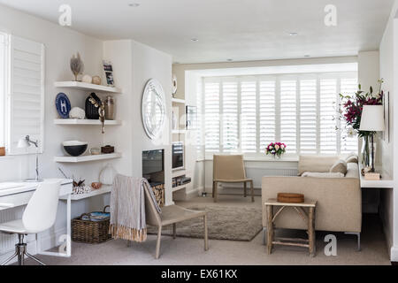 Haferflocken-Sofa aus B & B Italia im Wohnzimmer mit Zara Home Beistelltisch und Lebensraum Lampen. Die Stühle sind aus dem Conran Shop. Stockfoto