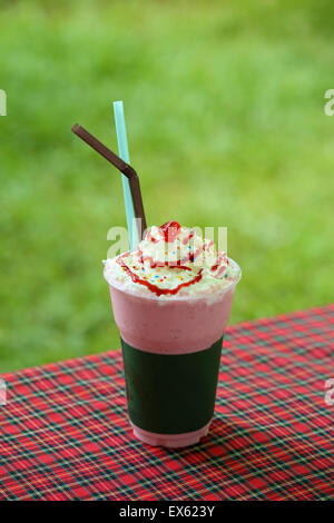 Erdbeer Milchshake mit Sahne in einem café Stockfoto