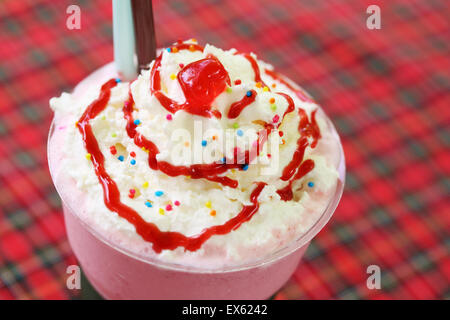 Close-up Erdbeer Milchshake mit Sahne in einem café Stockfoto