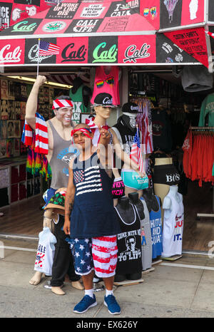 Festtagsstimmung bei Business entlang der Promenade in Venice, Kalifornien, auf der Fourth Of July Stockfoto