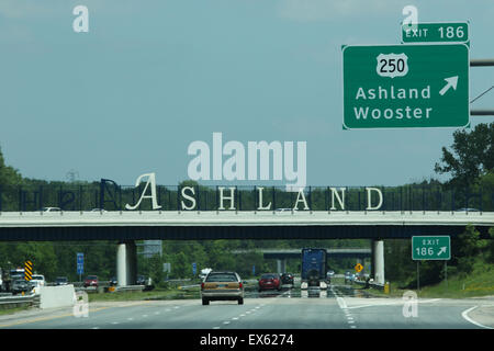 Ausfahrt 186. U.S. Highway 250. Ashland, Wooster. In nördlicher Richtung Interstate i-71. Beachten SIE die sehr bedeutende Hitzeflimmern und Hitze mirage Stockfoto