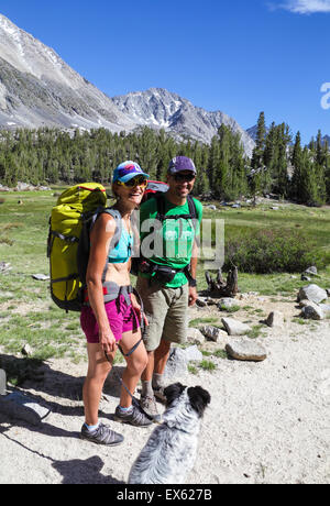 Wanderer mit Hund in kleinen Seen-Tal im Rock Creek Canyon Stockfoto