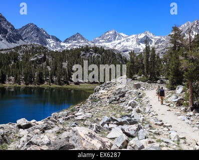 Wanderer in kleinen Seen-Tal im Rock Creek Canyon in der östlichen Sierra in Nordkalifornien Stockfoto