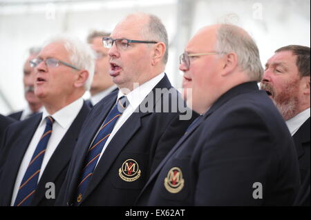 PontyPridd, Wales, UK. Männerchor führen zu Festivol, Ynysangharad Park, um freiwillige Woche © Becky Matthews zu feiern Stockfoto